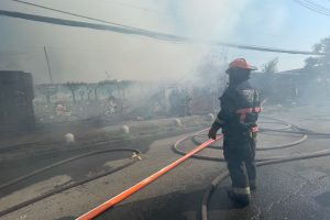 El CBS controló incendio que dejó 12 viviendas destruidas en Estación Central