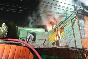 El CBS controló incendio que afectó tres viviendas y una bodega en Renca