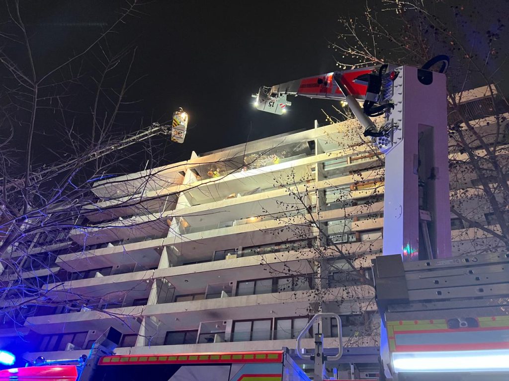 El CBS controló incendio que afectó departamento en comuna de Las Condes