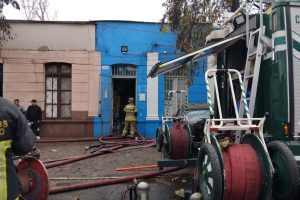 El CBS controló incendio que afectó propiedad en Santo Domingo y Av. Matucana
