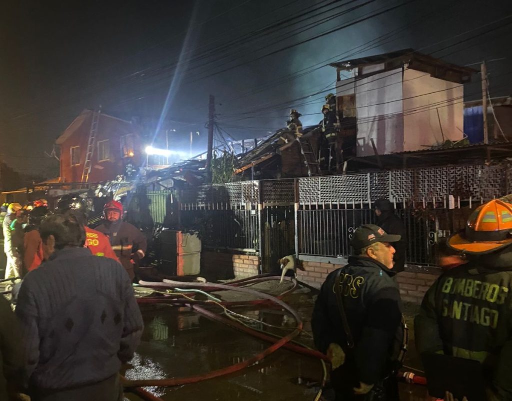 Voluntarios del CBS controlaron incendio que afectó a vivienda de Villa Francia