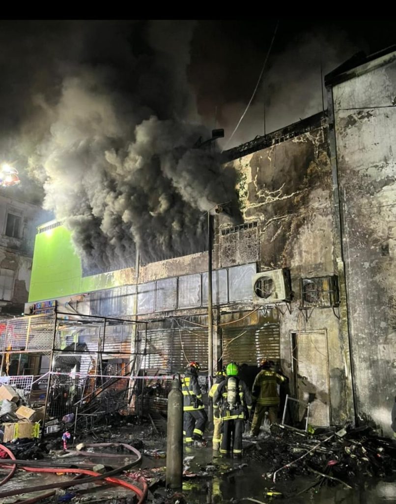 El CBS controló y extinguió incendio en locales comerciales de Meiggs y Alameda