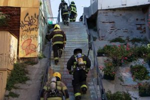 Voluntarios del CBS corrieron Cerro Arriba en evento organizado por los Bomberos de Valparaíso