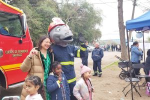 Claxon El Bombero compartió con niños y Alcaldesa de Santiago