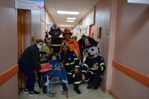 Los Bomberos de Santiago llevaron amor al Hospital “Dr. Roberto del Río”