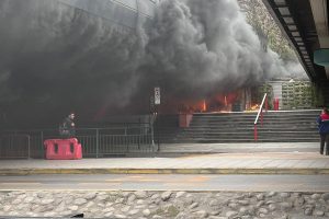 Emergencia por fuego en estructura de bodega de Estación Escuela Militar