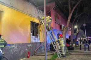 El CBS controló incendio que afectó tres propiedades dejó 10 familias damnificadas