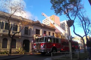 Incendio afectó casona antigua cerca de barrio universitario de Santiago