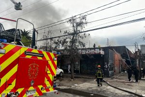 Incendio en industria llegó hasta 3ª Alarma en la comuna de Recoleta