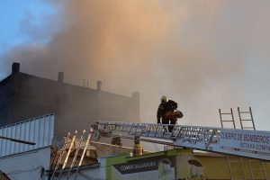 Más de 200 bomberos y 42 Maquinas implicó incendio cercano a la Vega Central