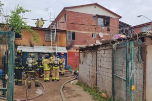 Acción del CBS evitó propagación de incendio en casa de Renca