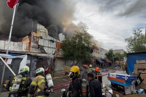 Con 500 bomberos se aplacó incendio en galería comercial de Barrio Meiggs