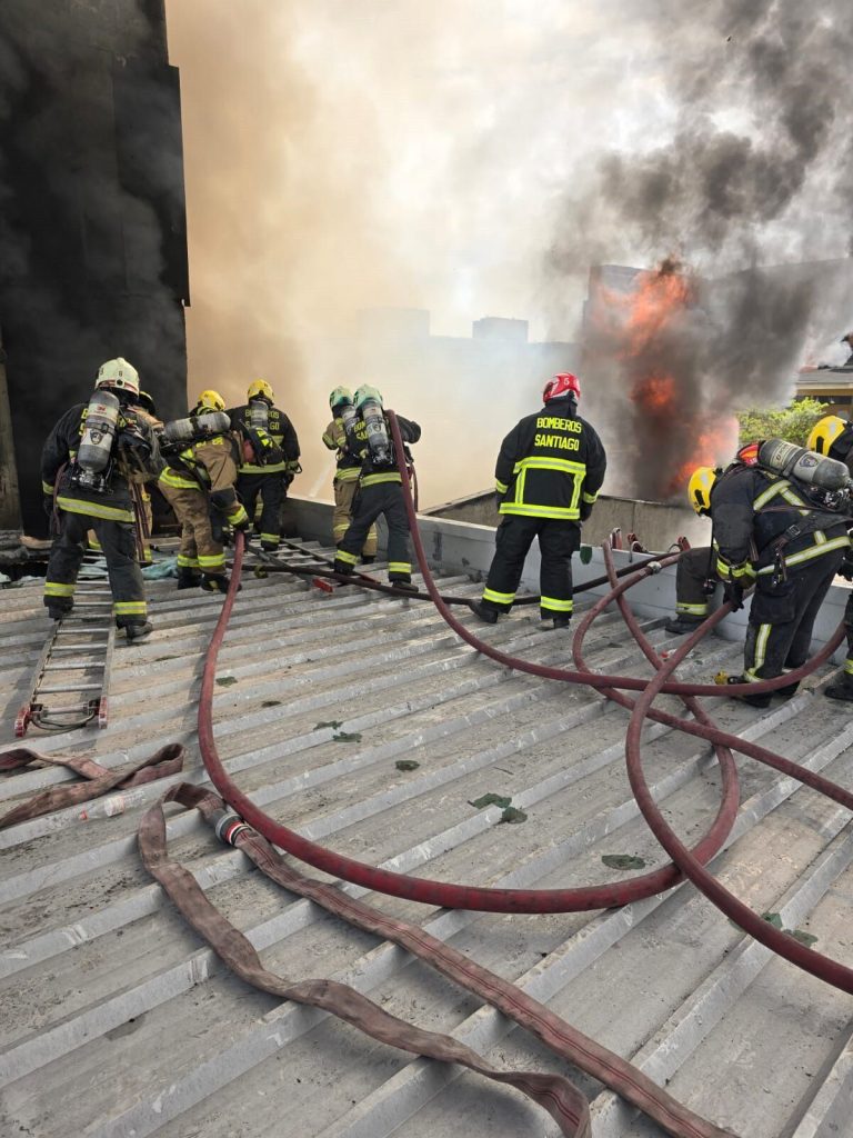 Incendio de calle Toesca concitó labor de más de 500 por 28 horas