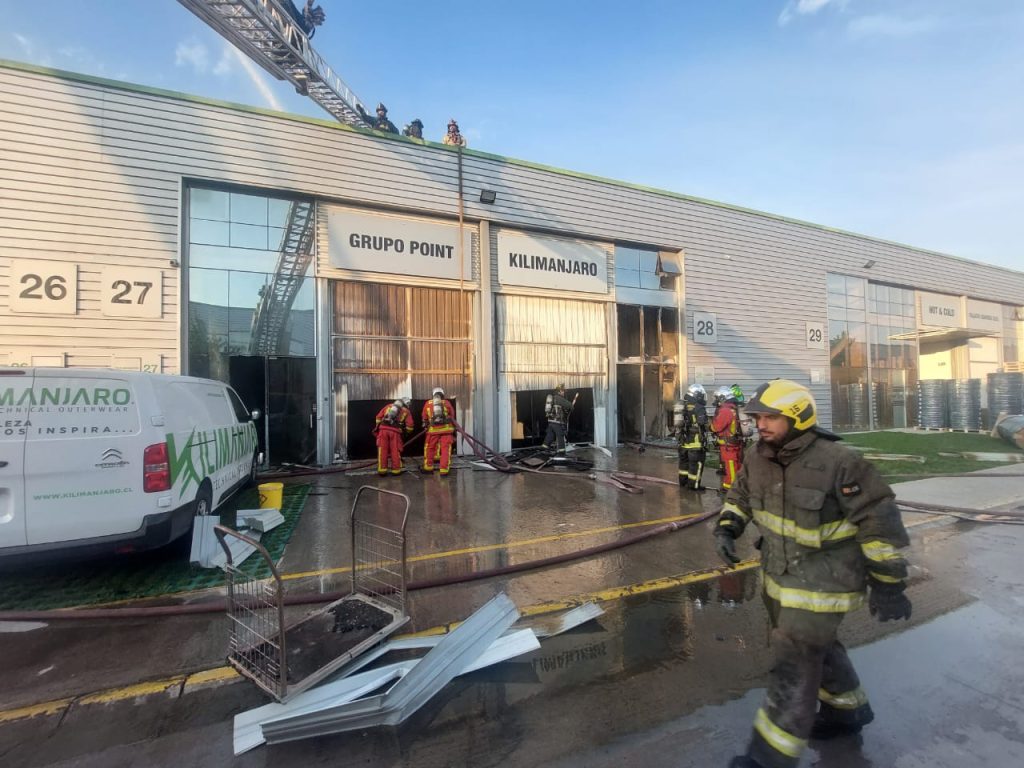 Más de 200 bomberos requirió el CBS para controlar incendio en bodegas de Renca