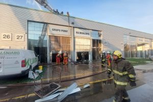 Más de 200 bomberos requirió el CBS para controlar incendio en bodegas de Renca