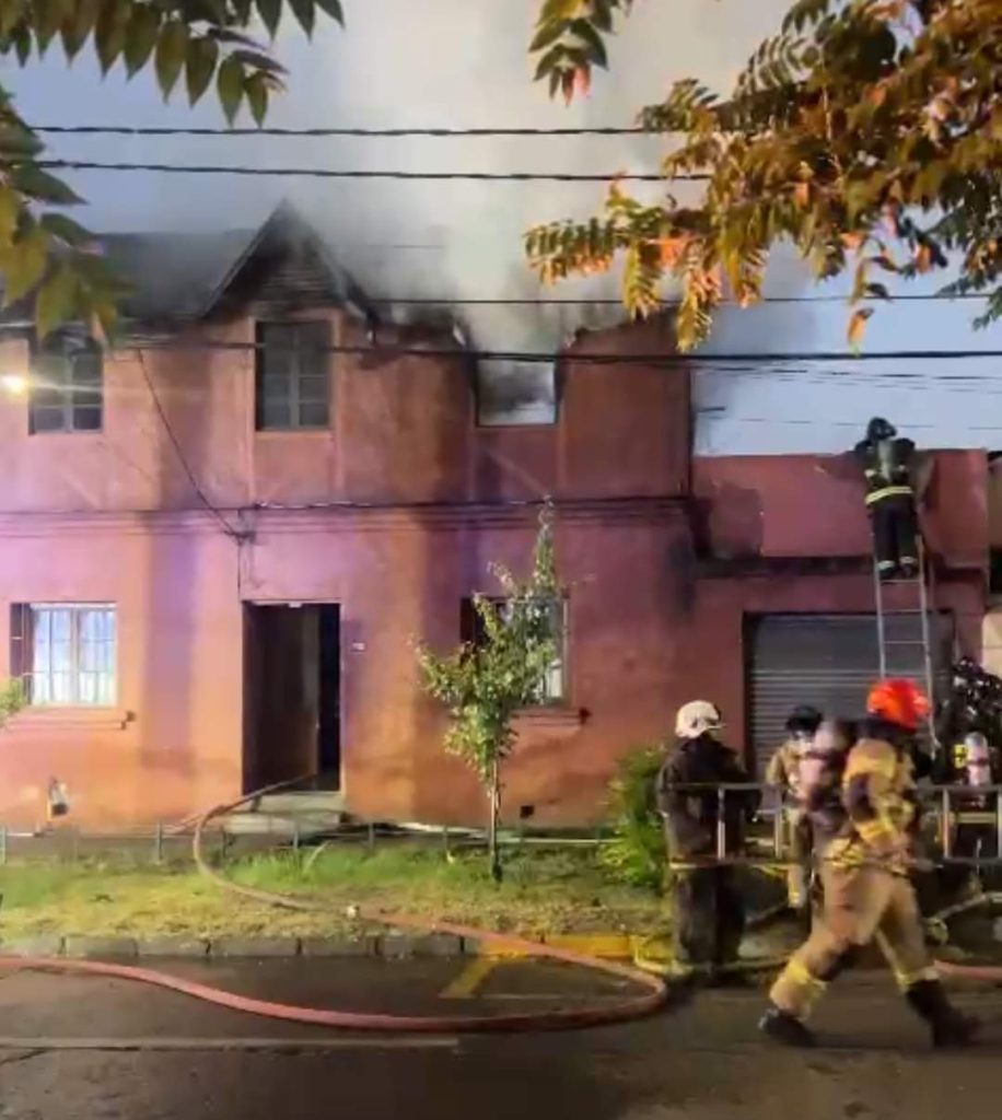 Voluntarios del CBS controlaron incendio que afectó casa en Providencia