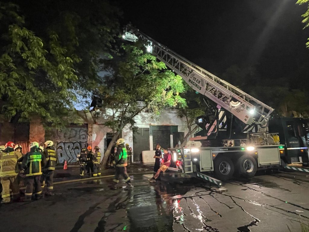 Con cerca de 200 bomberos, el CBS controló incendio en García Reyes y San Pablo