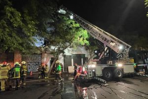 Con cerca de 200 bomberos, el CBS controló incendio en García Reyes y San Pablo