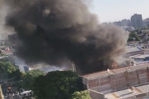 Incendio en bodega de textiles: con 11 Compañías del CBS se controló la emergencia