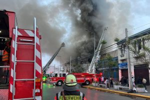 Tras 5 horas de intervención, el CBS controló incendio que afectó cuatro propiedades en Independencia