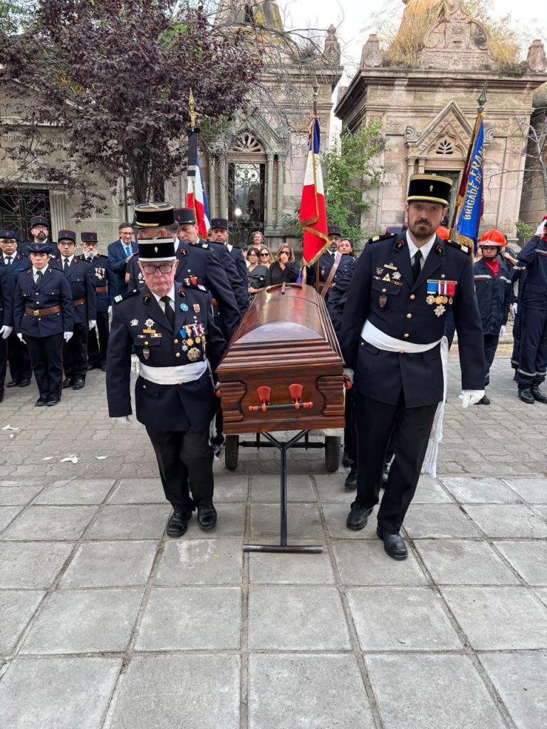 La 4ª Compañía «Pompe France» despidió al Miembro Honorario y Voluntario Honorario Hernán Betbeder Aguilar (Q.E.P.D.)