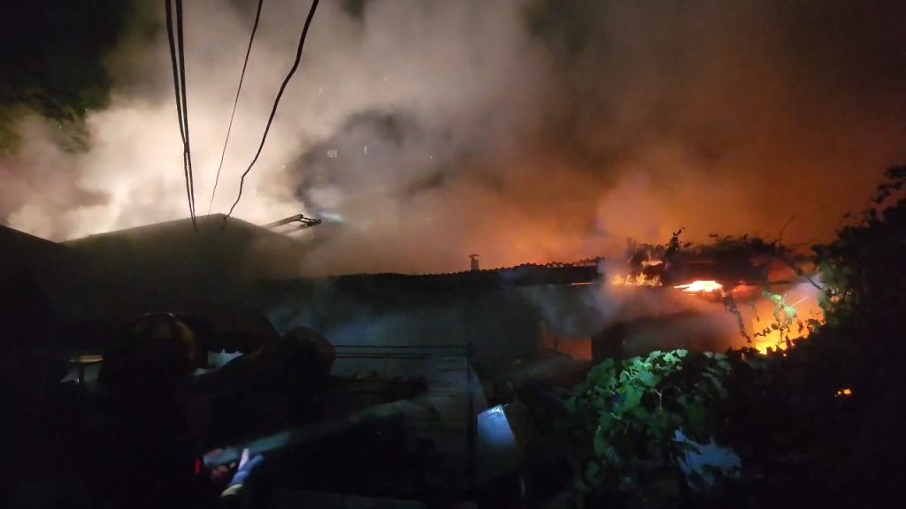 Voluntarios del CBS rescataron a 7 personas en incendio de Zenteno y Sargento Aldea