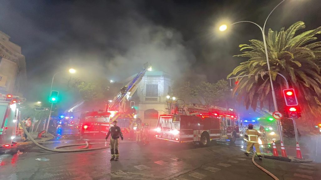 Voluntarios del CBS ubican y rescatan a 6 personas en incendio de Av. Brasil