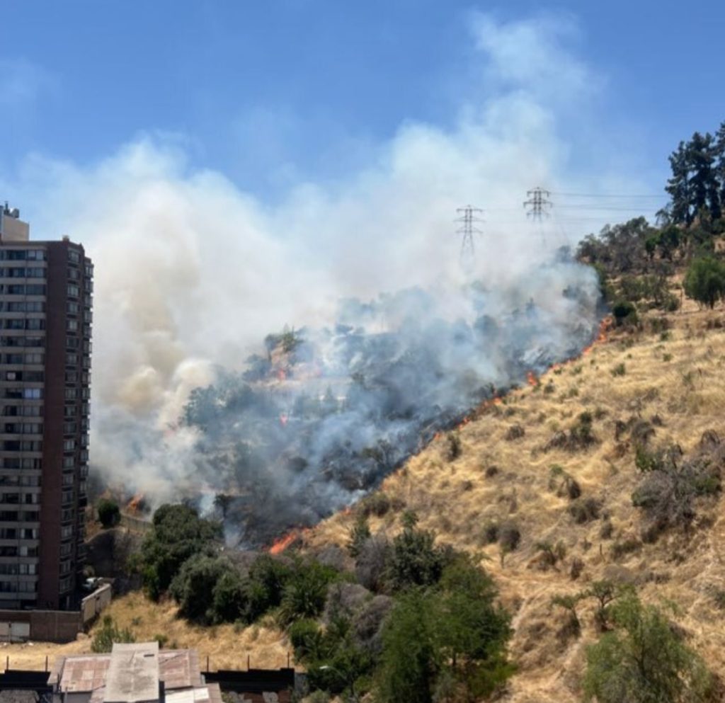 El CBS apoyo con 7 Compañías la extinción de Incendio en cerro San Cristóbal