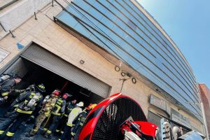 Incendio de bodega en Barrio Meiggs: voluntarios rescatan 3 personas desde subterráneo