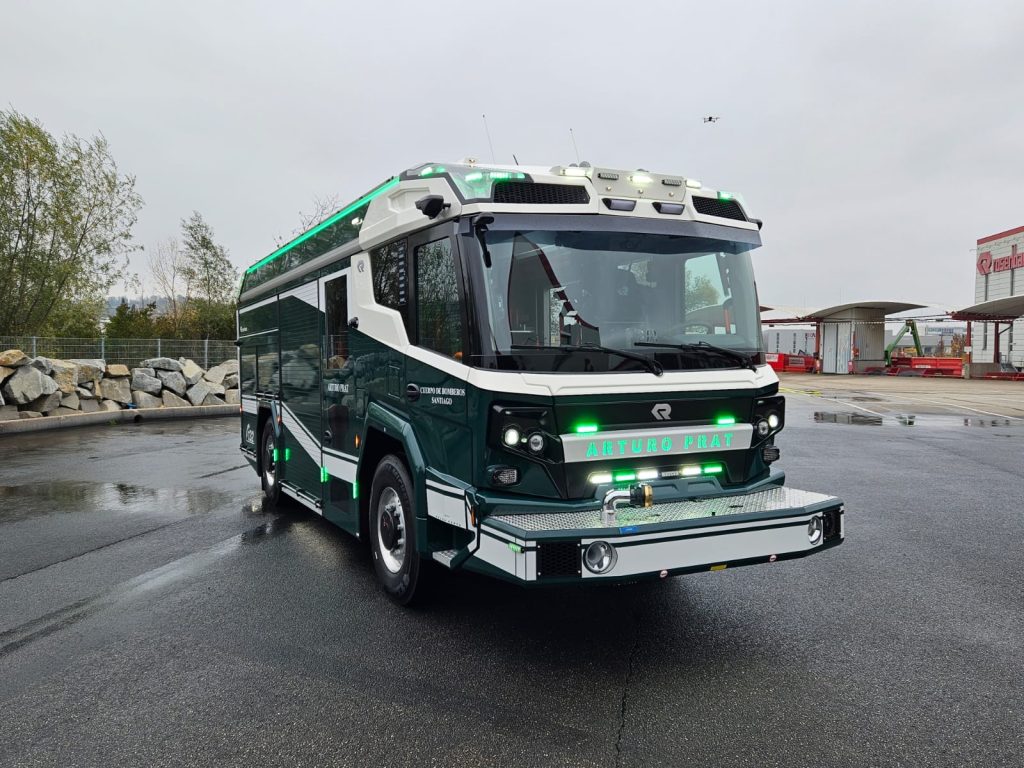 Se acerca a Chile: Bomberos de Santiago inicia embarque del primer carro bomba 100% eléctrico de Latinoamérica