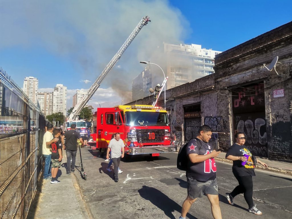 Voluntarios controlaron incendio en inmueble que sufrió derrumbe parcial