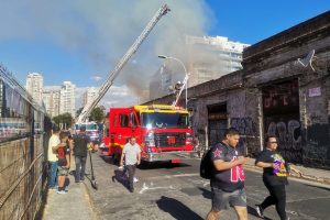 Voluntarios controlaron incendio en inmueble que sufrió derrumbe parcial