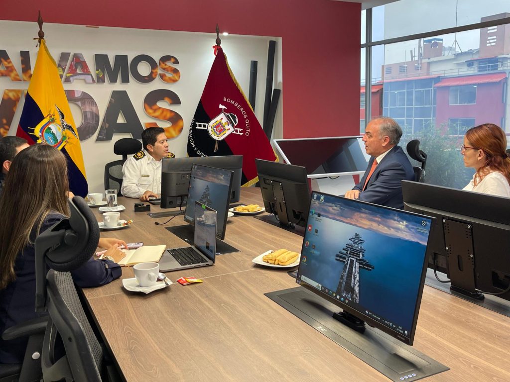 Secretario General del CBS conversó sobre cooperación con Bomberos de Quito