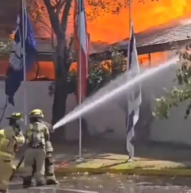 El Cuerpo de Bomberos de Santiago controló incendio en Club de Golf La Dehesa