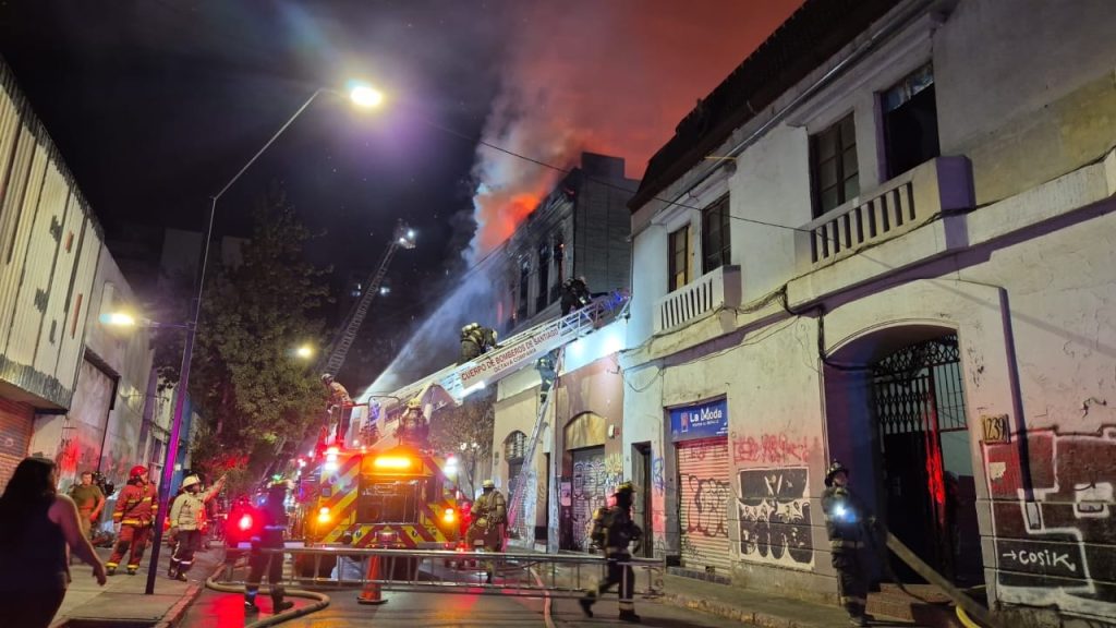 Voluntarios combatieron incendio que afectó hotel abandonado, locales comerciales y casas