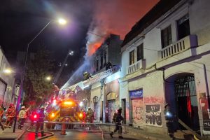 Voluntarios combatieron incendio que afectó hotel abandonado, locales comerciales y casas