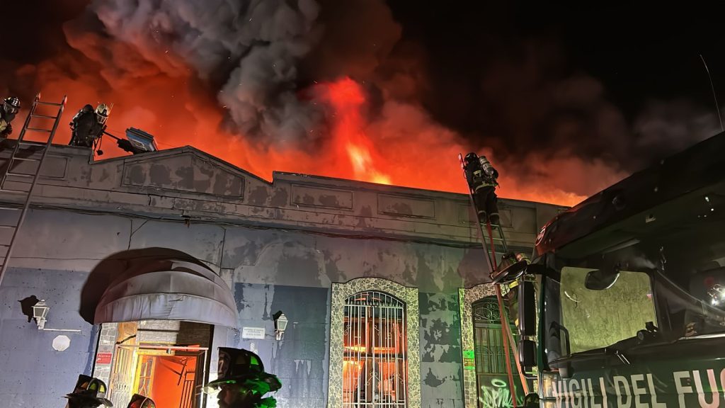 Los Bomberos de Santiago extinguieron incendio que afectó hotel abandonado y una bodega