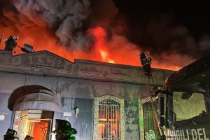 Los Bomberos de Santiago extinguieron incendio que afectó hotel abandonado y una bodega