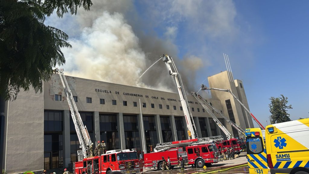 Voluntarios del CBS combatieron incendio que afectó a la Escuela de Carabineros