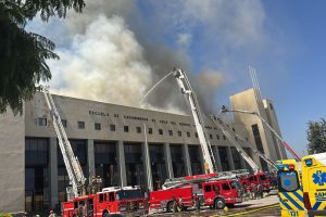 Voluntarios del CBS combatieron incendio que afectó a la Escuela de Carabineros